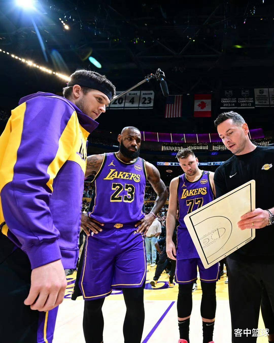 kaiyun-库里重返赛场，刷新纪录首场状态出色，湖人观众沸腾！